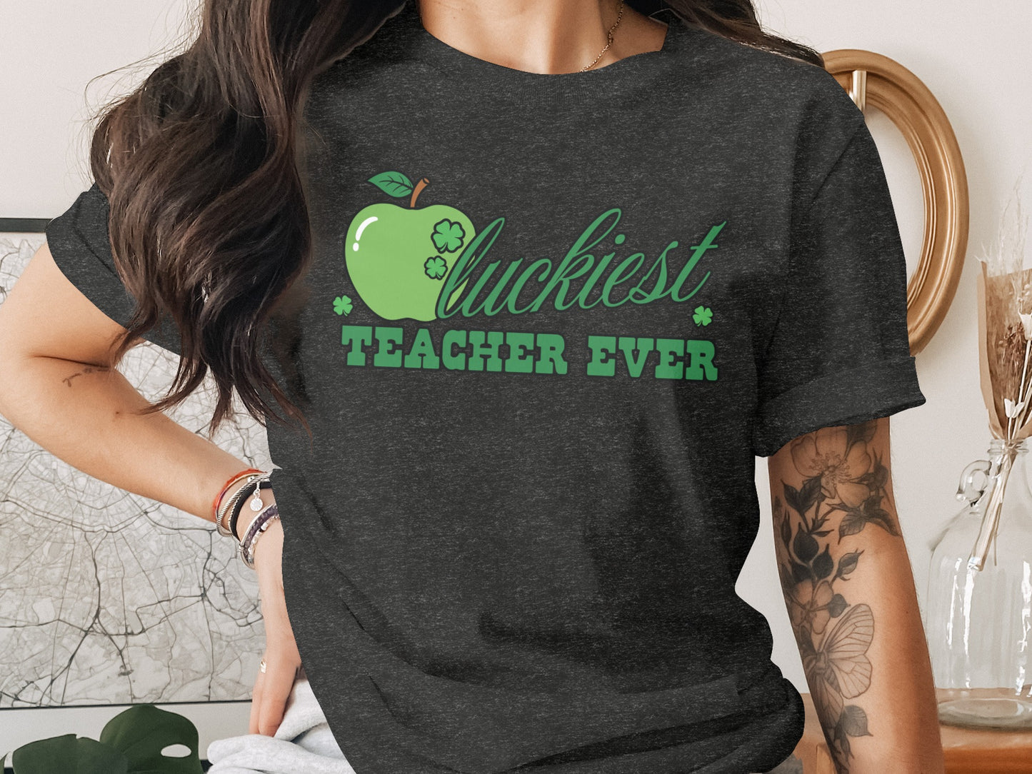 Luckiest Teacher Ever Apple Design T-shirt